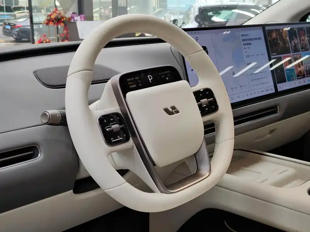 Li Auto i8 — фото 4