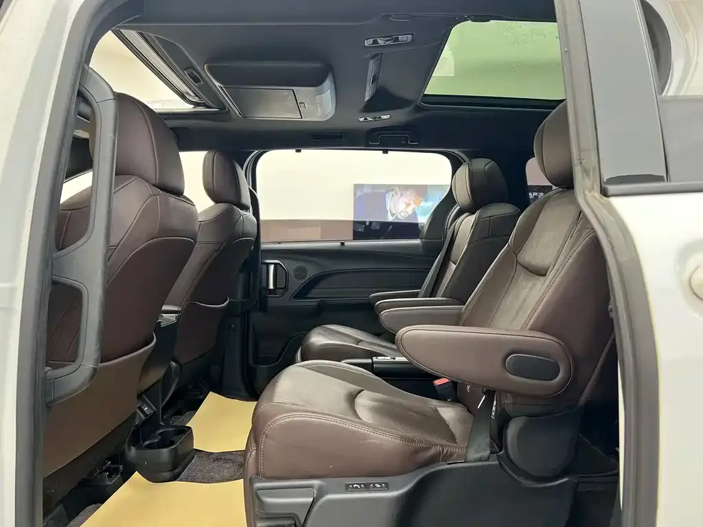 Toyota Sienna — фото 4