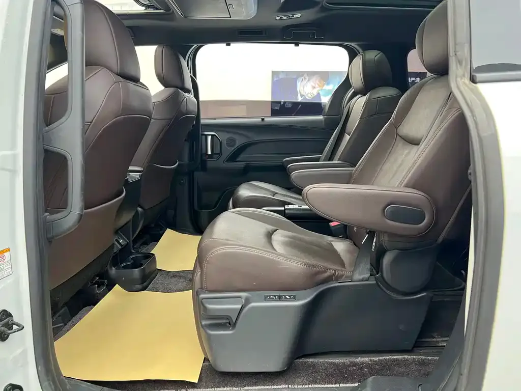 Toyota Sienna — фото 7