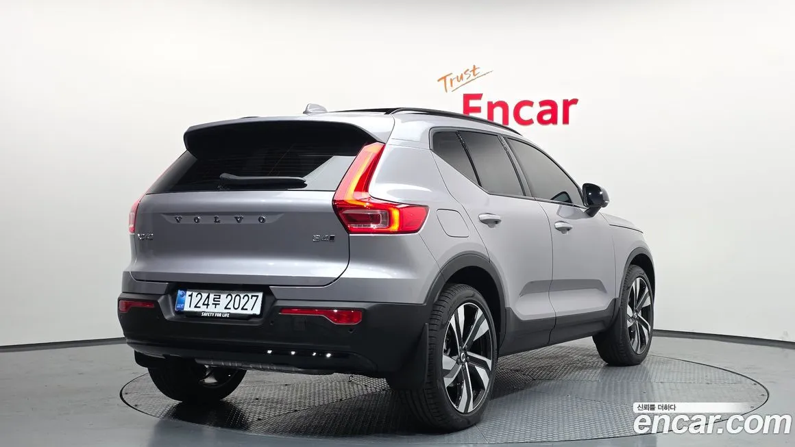 Volvo XC40 — фото 7