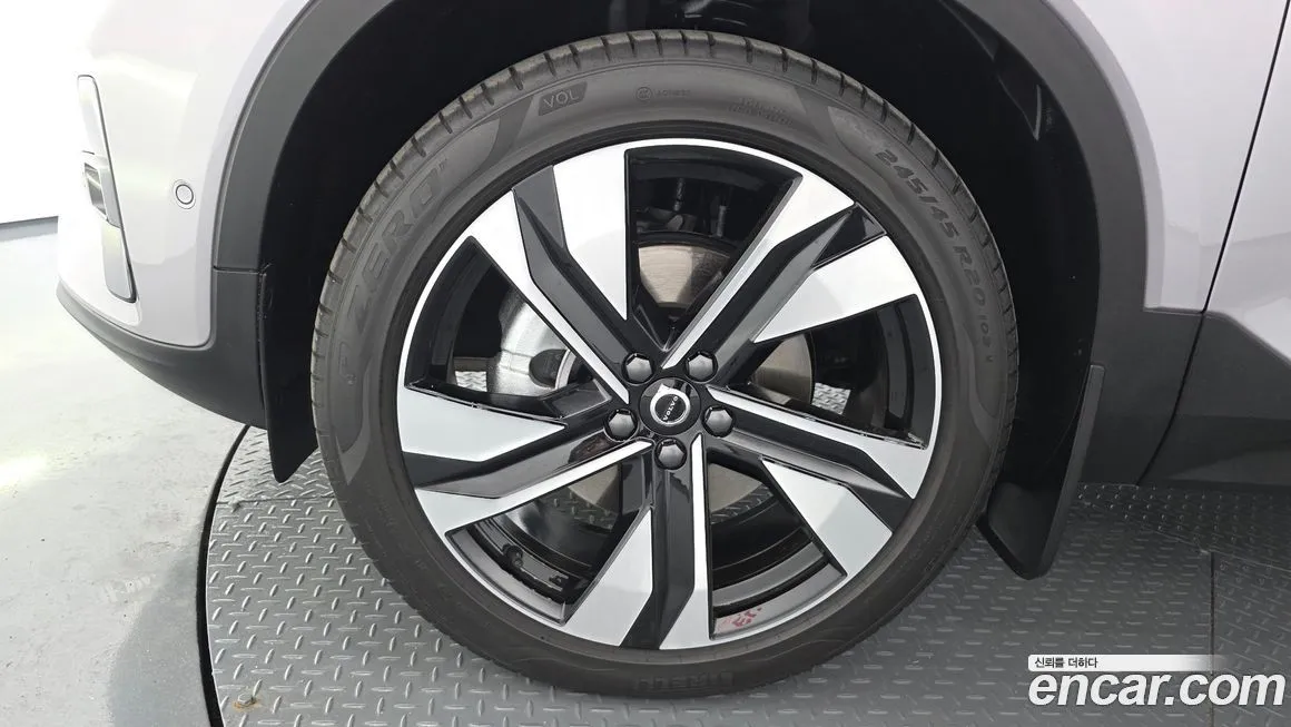 Volvo XC40 — фото 10