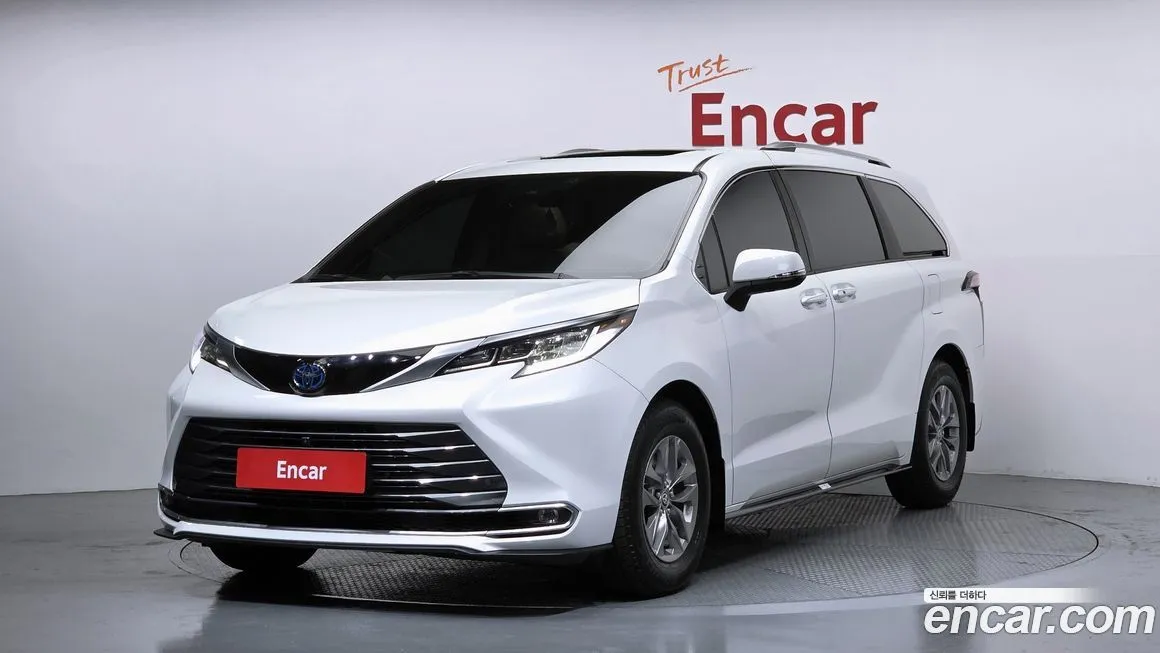 Toyota Sienna — фото 1