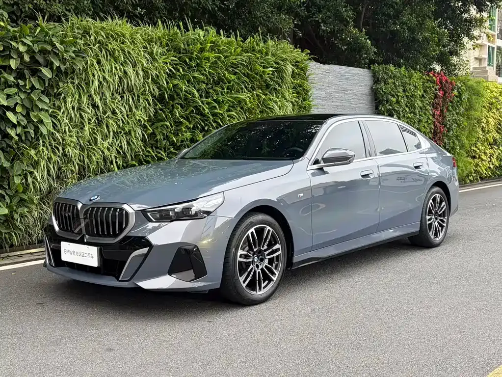 BMW 5 Series — фото 1