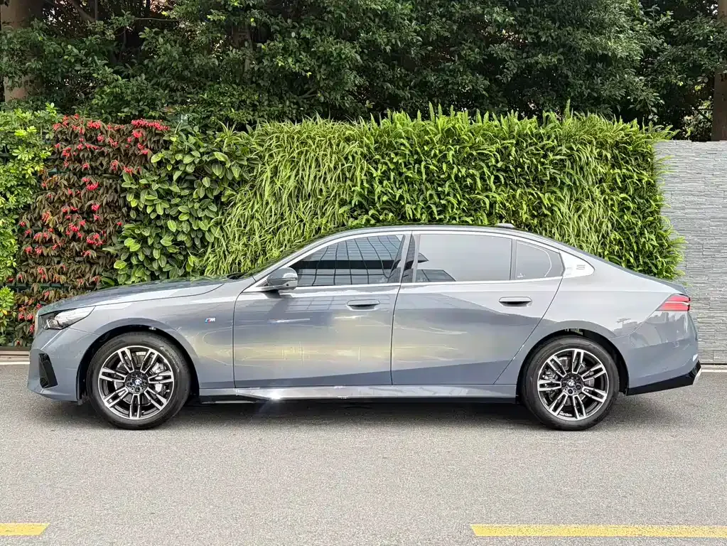 BMW 5 Series — фото 9