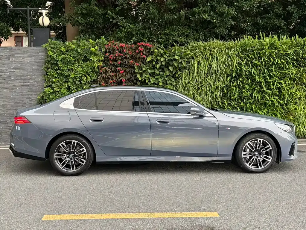 BMW 5 Series — фото 4