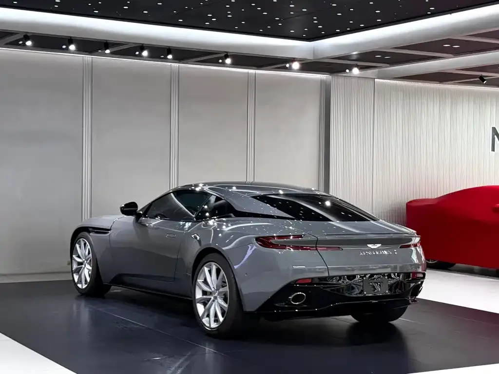 Aston Martin DB11 — фото 6
