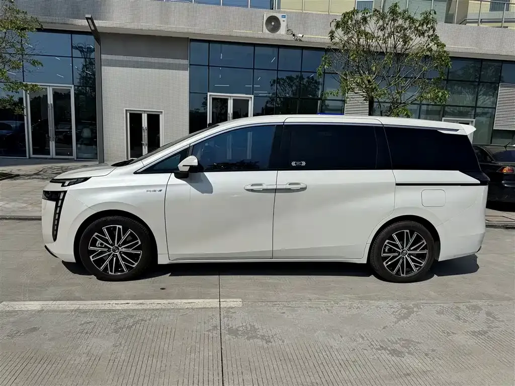 GAC Motor E8 Hybrid — фото 3