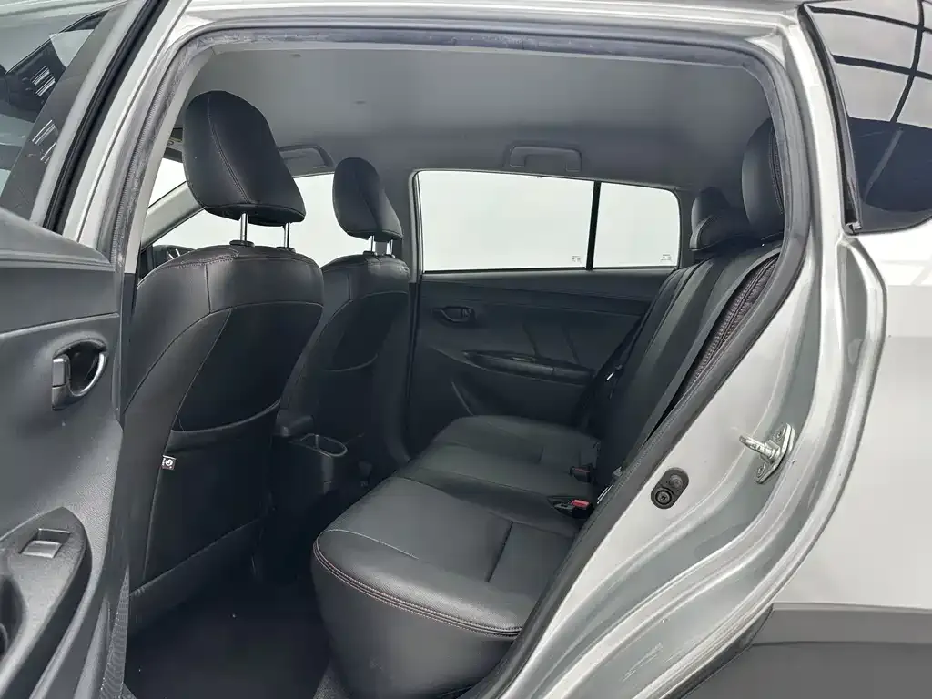 Toyota Yaris L — фото 10