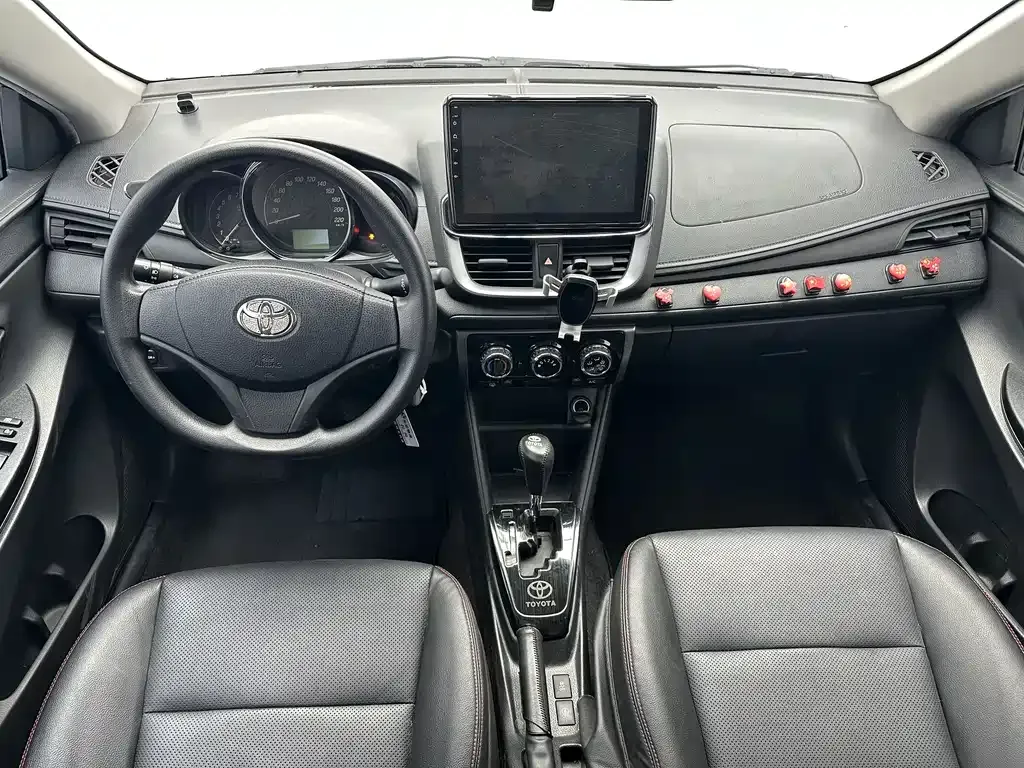 Toyota Yaris L — фото 7