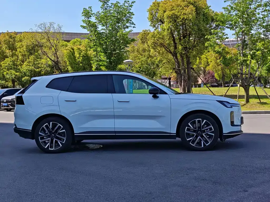 Volvo XC70 Plug-in Hybrid — фото 10
