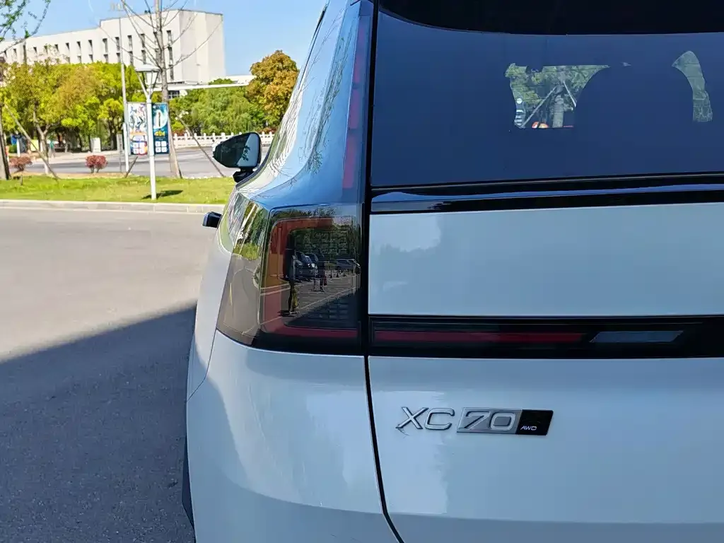 Volvo XC70 Plug-in Hybrid — фото 4
