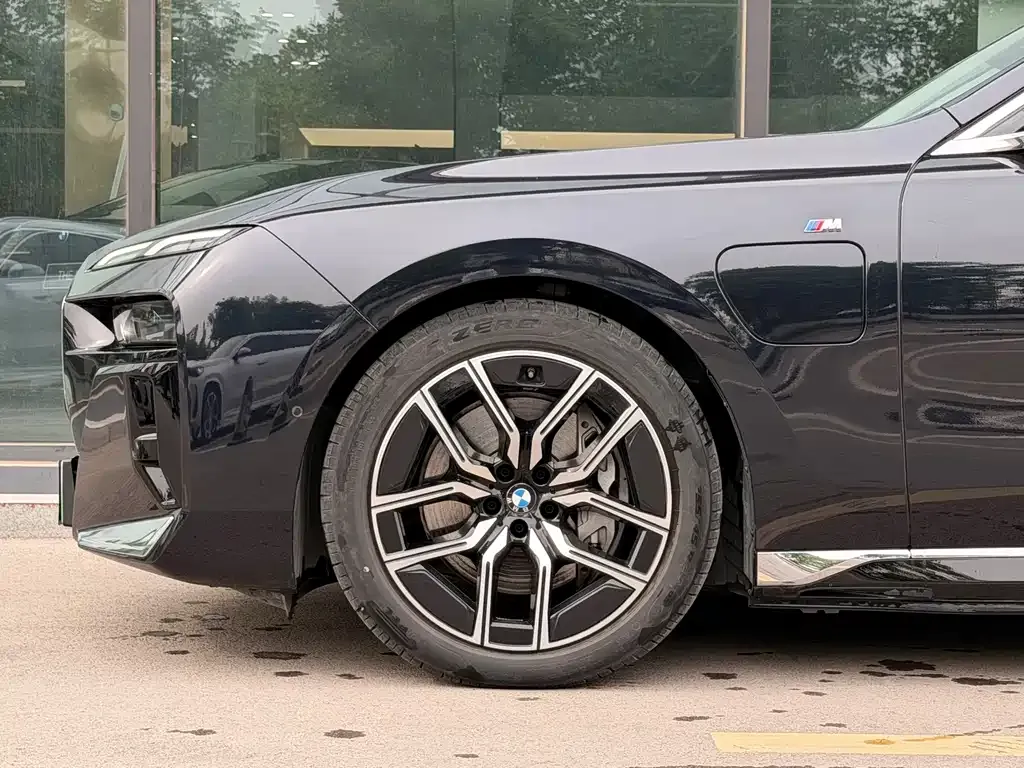BMW i7 — фото 9