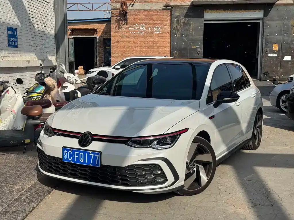 Volkswagen Golf GTI — фото 1