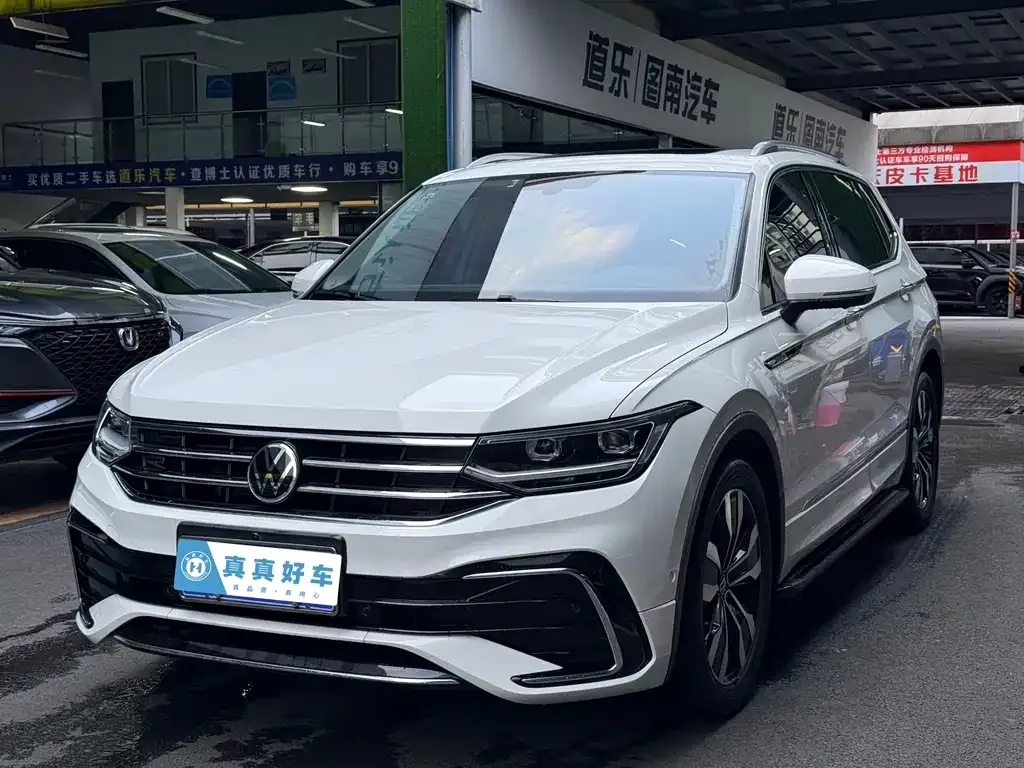 Volkswagen Tiguan L — фото 1