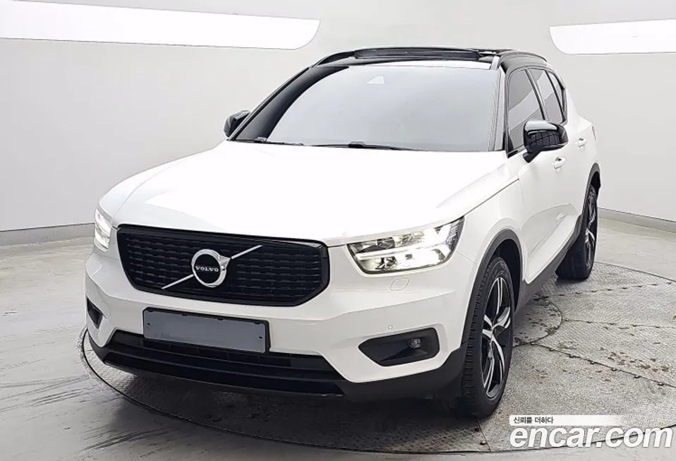 Volvo XC40 — фото 1