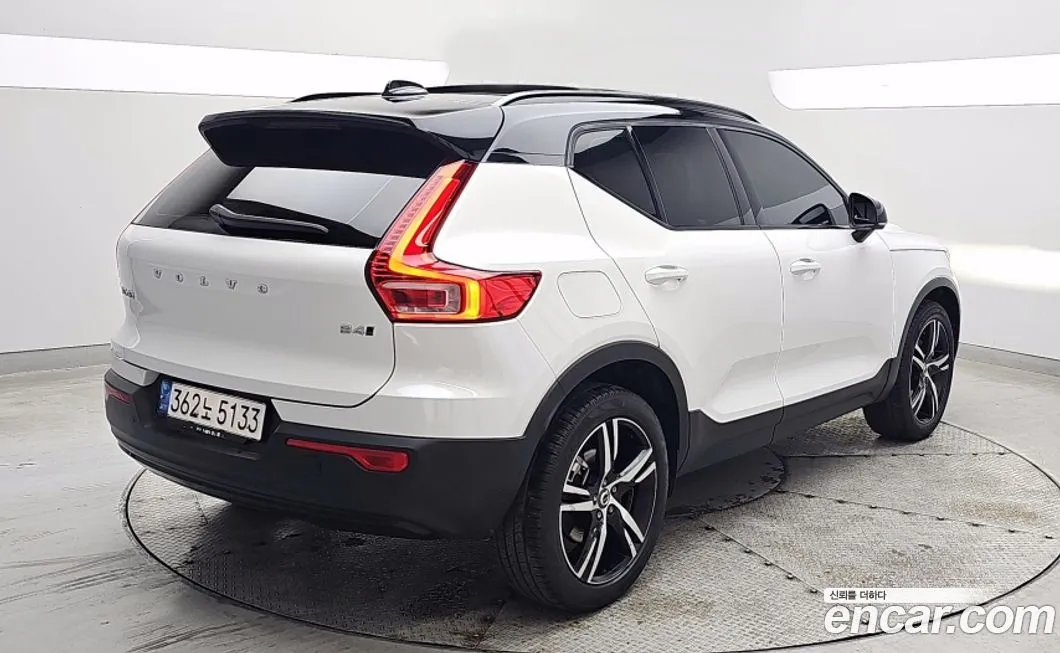 Volvo XC40 — фото 10