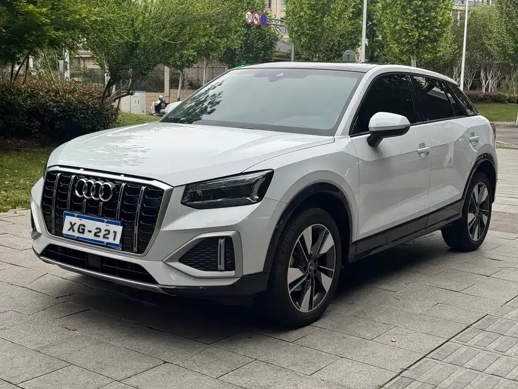 Audi Q2L — фото 1
