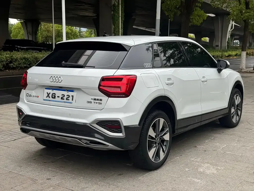 Audi Q2L — фото 10