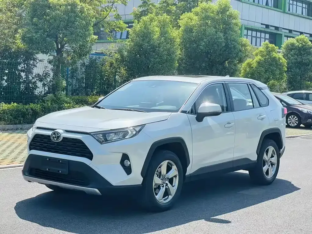 Toyota RAV4 — фото 1