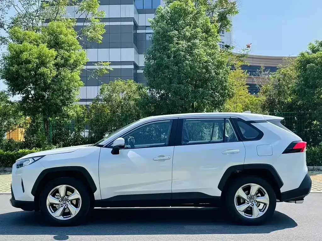 Toyota RAV4 — фото 7