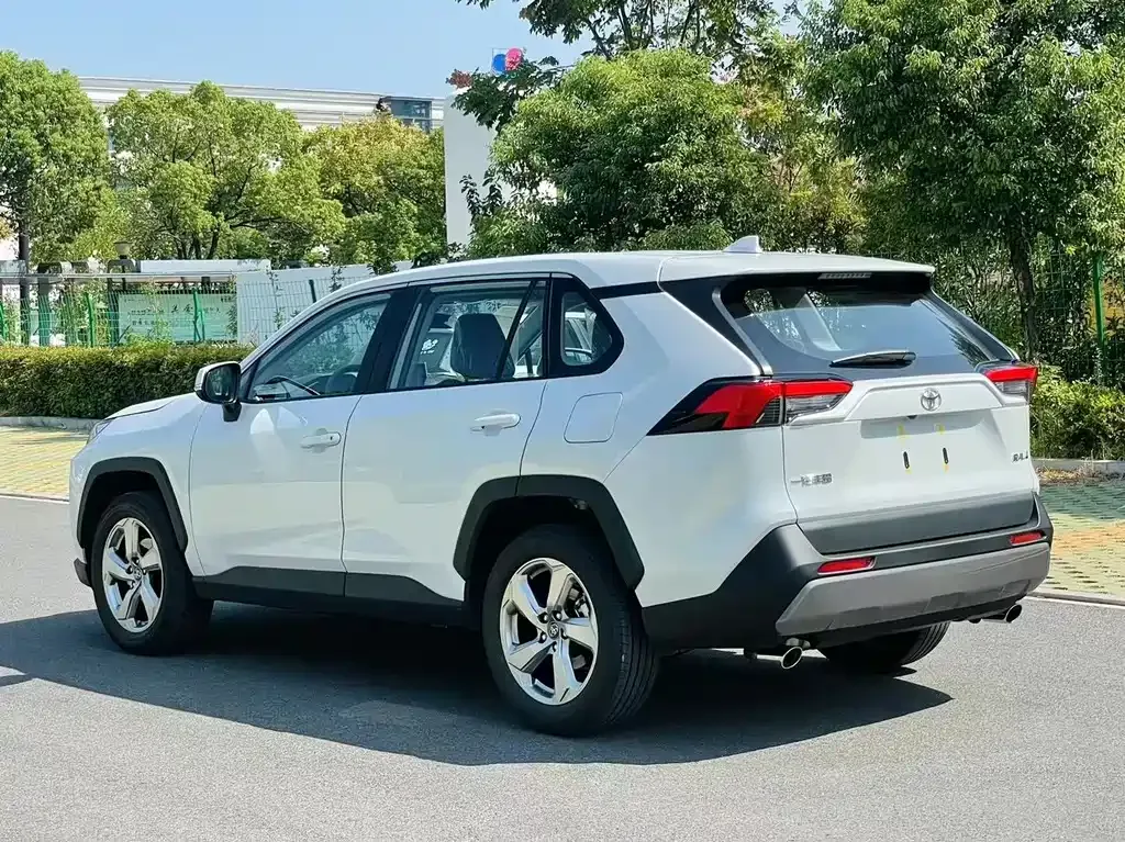 Toyota RAV4 — фото 9