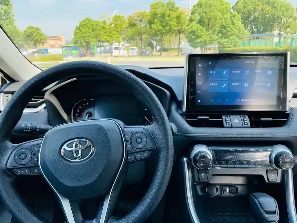 Toyota RAV4 — фото 8