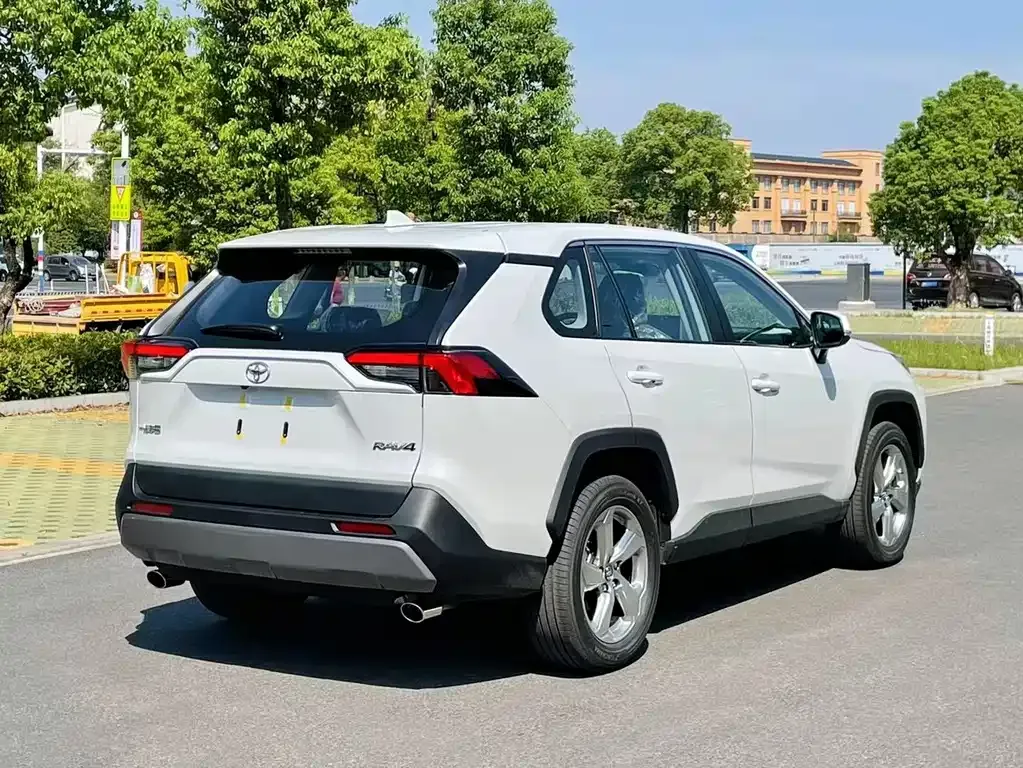 Toyota RAV4 — фото 5