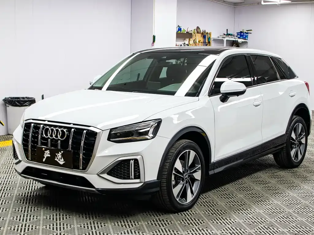 Audi Q2L — фото 1