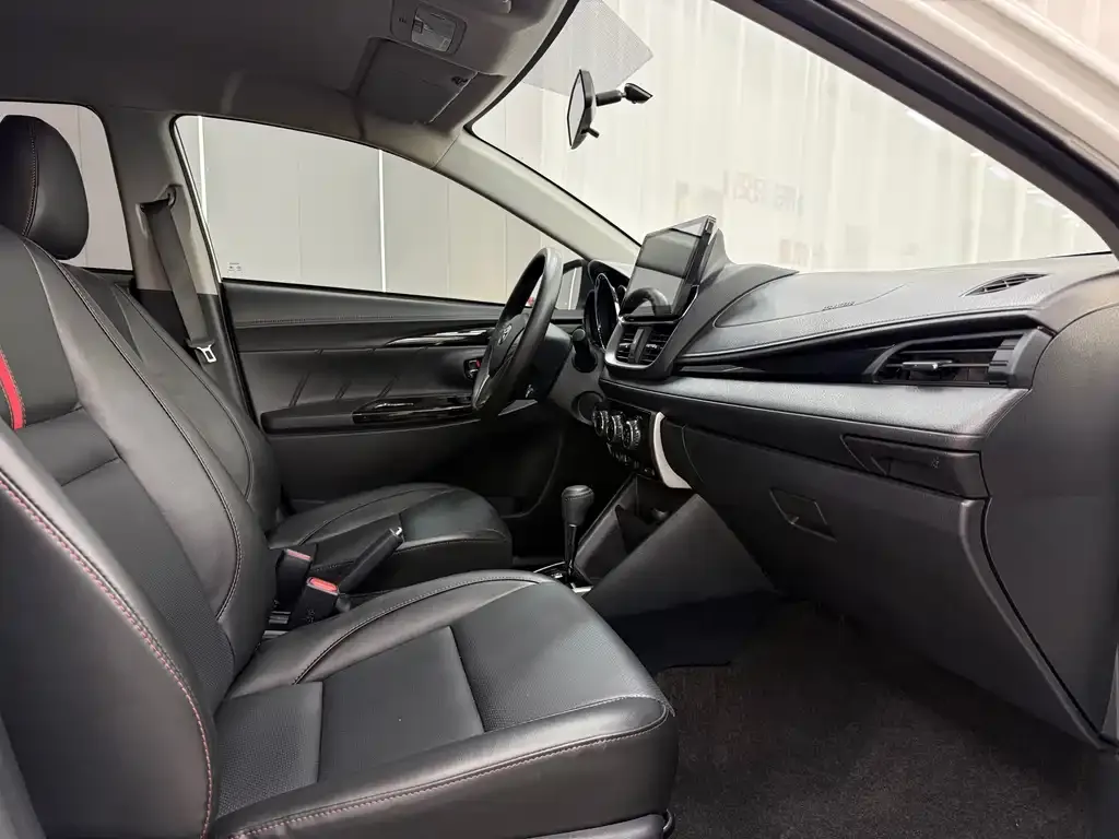 Toyota Yaris L — фото 2