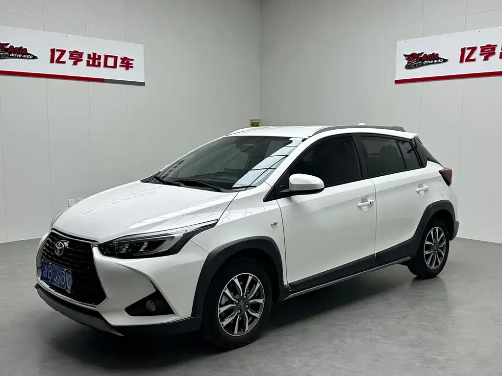 Toyota Yaris L — фото 1