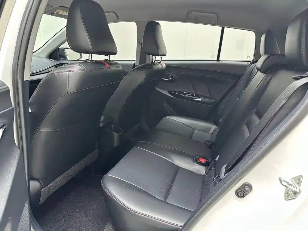Toyota Yaris L — фото 7