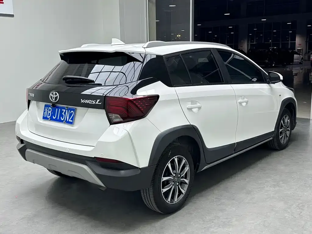 Toyota Yaris L — фото 4