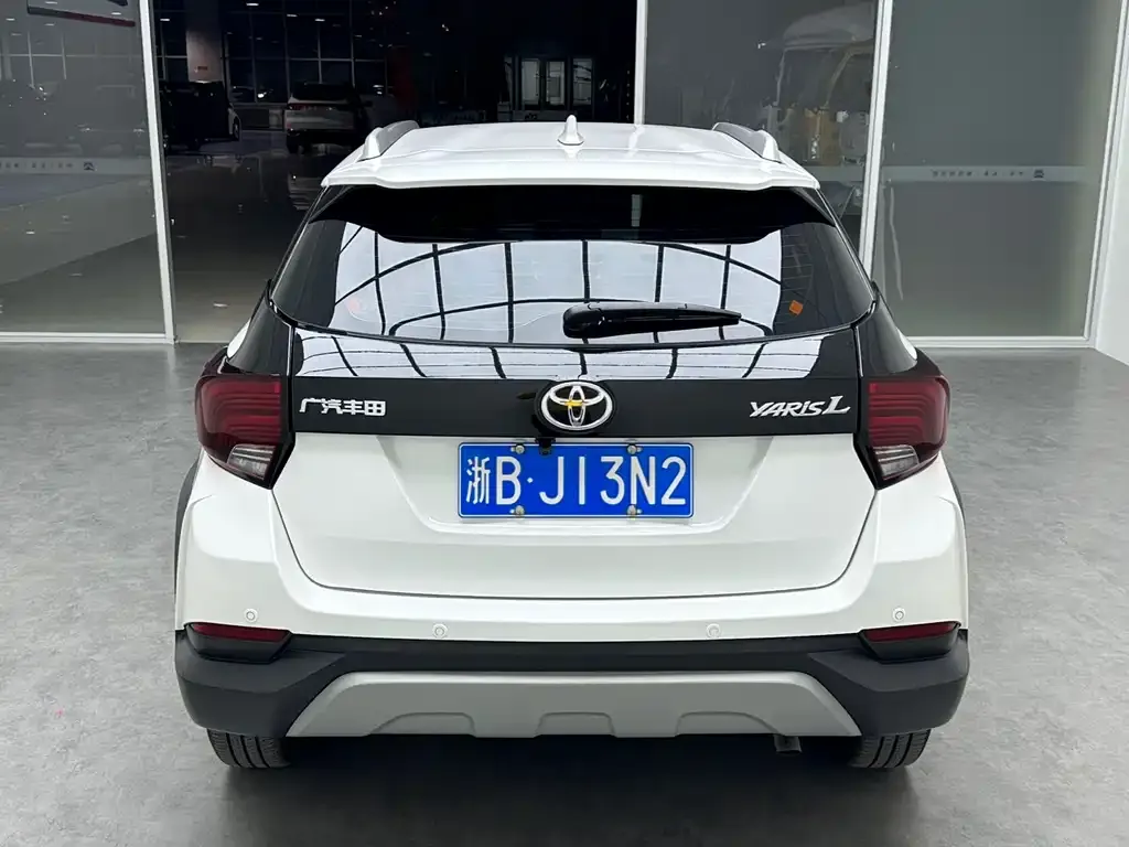 Toyota Yaris L — фото 5