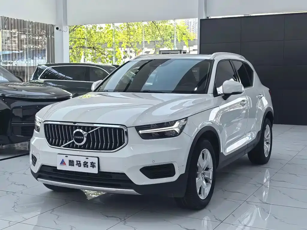 Volvo XC40 — фото 1