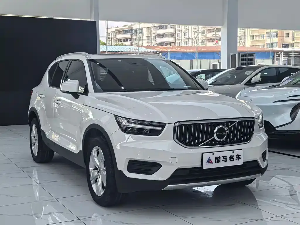 Volvo XC40 — фото 8