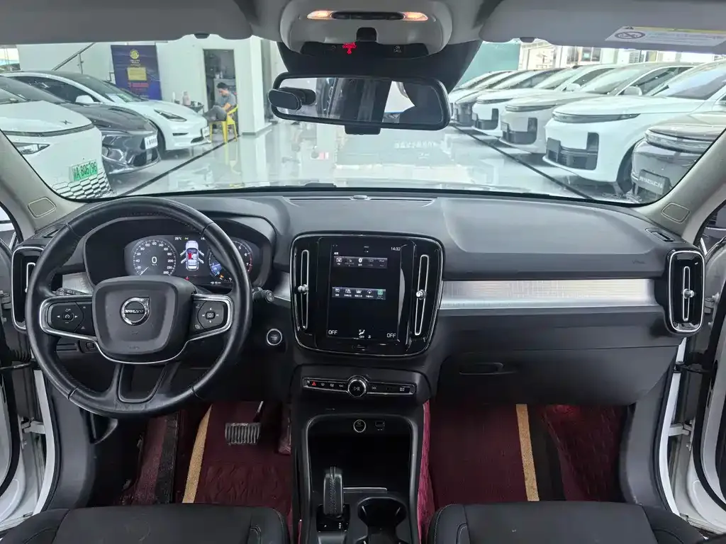 Volvo XC40 — фото 10