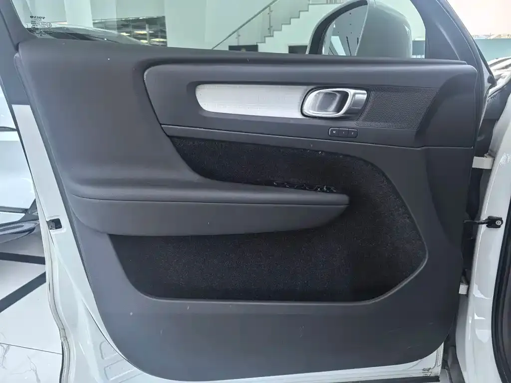Volvo XC40 — фото 2
