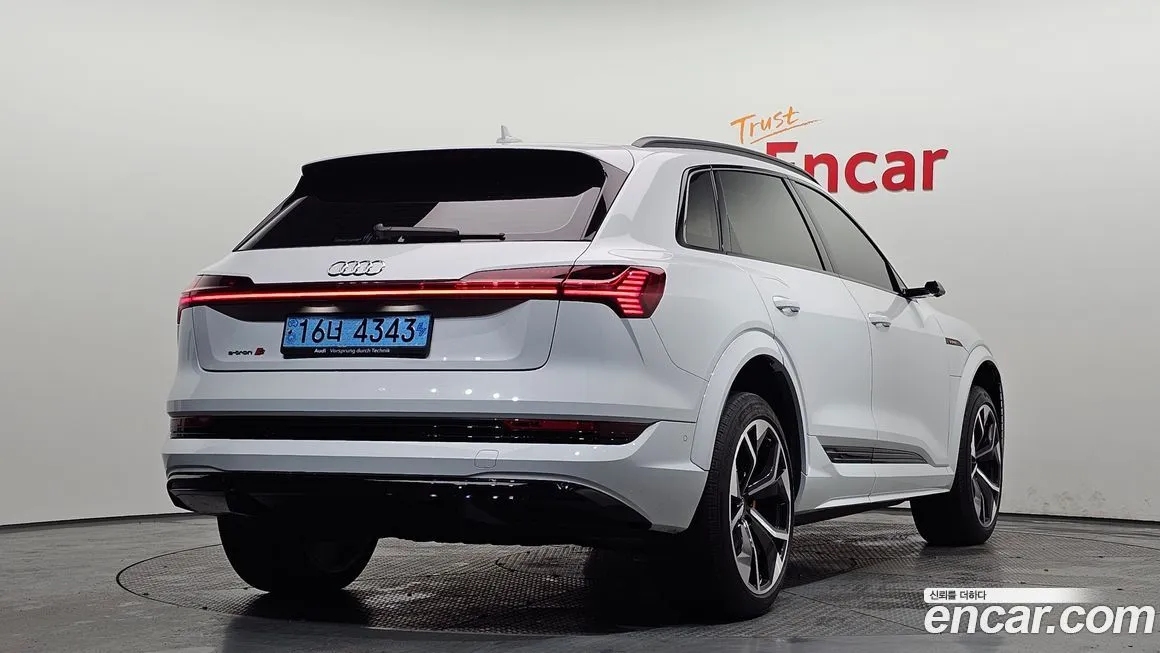 Audi e-tron — фото 5