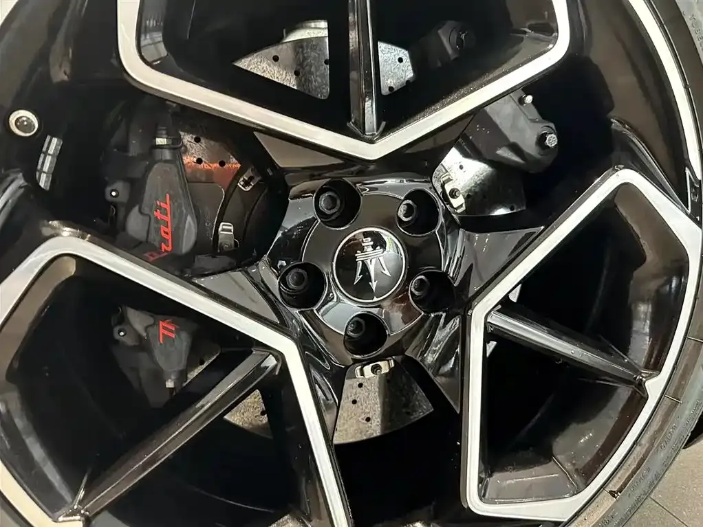 Maserati MC20 — фото 7
