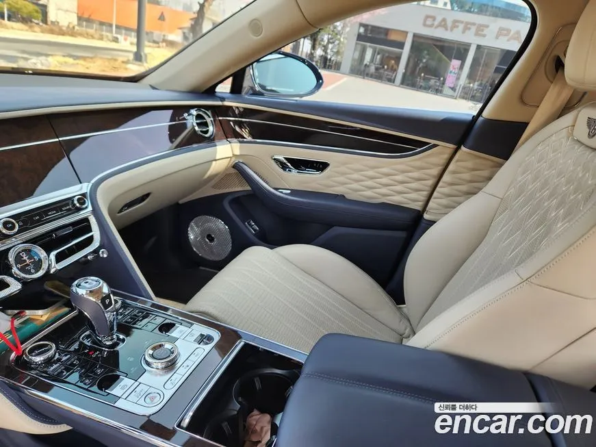 Bentley Flying Spur — фото 10
