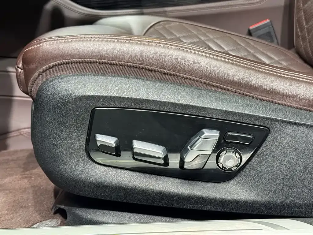BMW 7 Series — фото 9