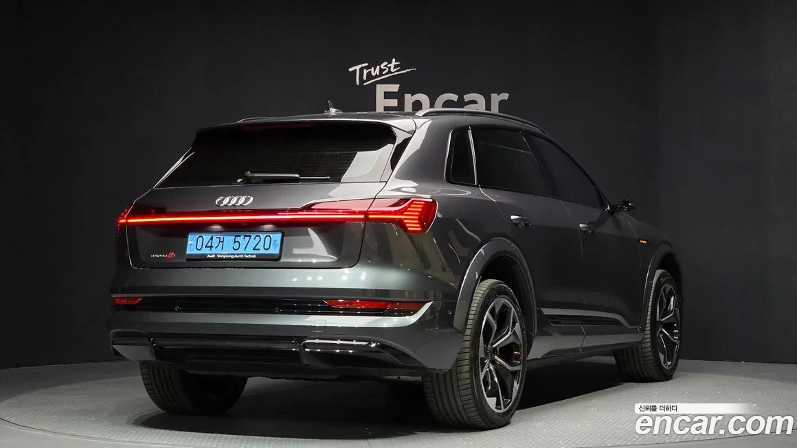 Audi e-tron — фото 7