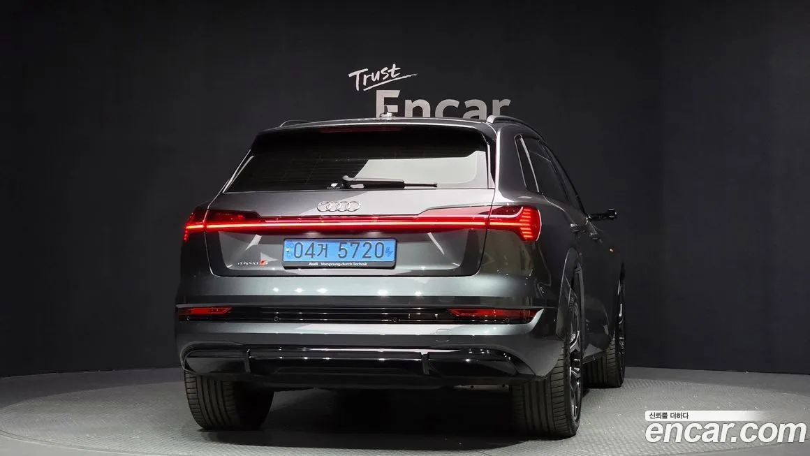 Audi e-tron — фото 3