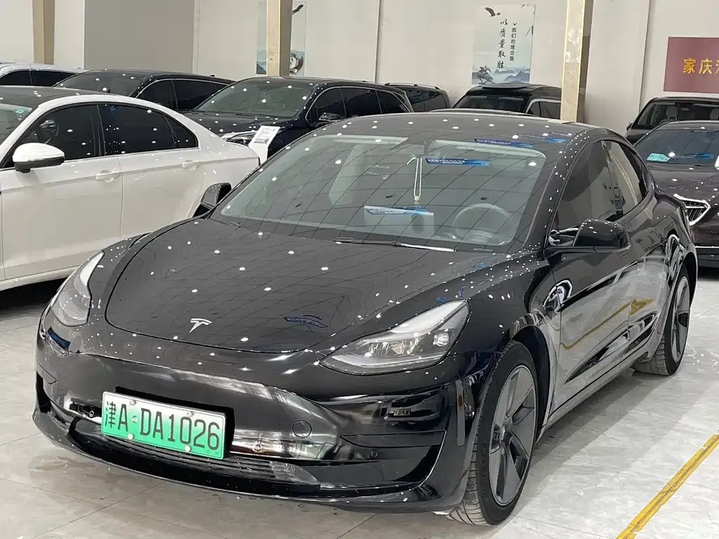 Tesla Model 3 — фото 1
