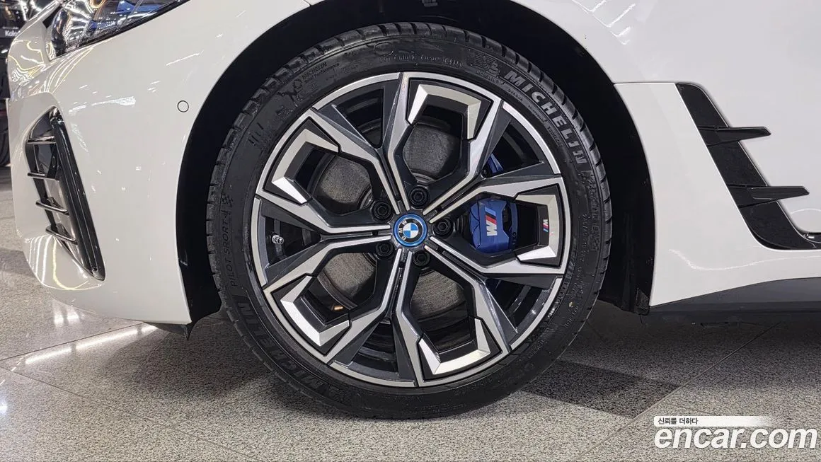 BMW i4 — фото 9