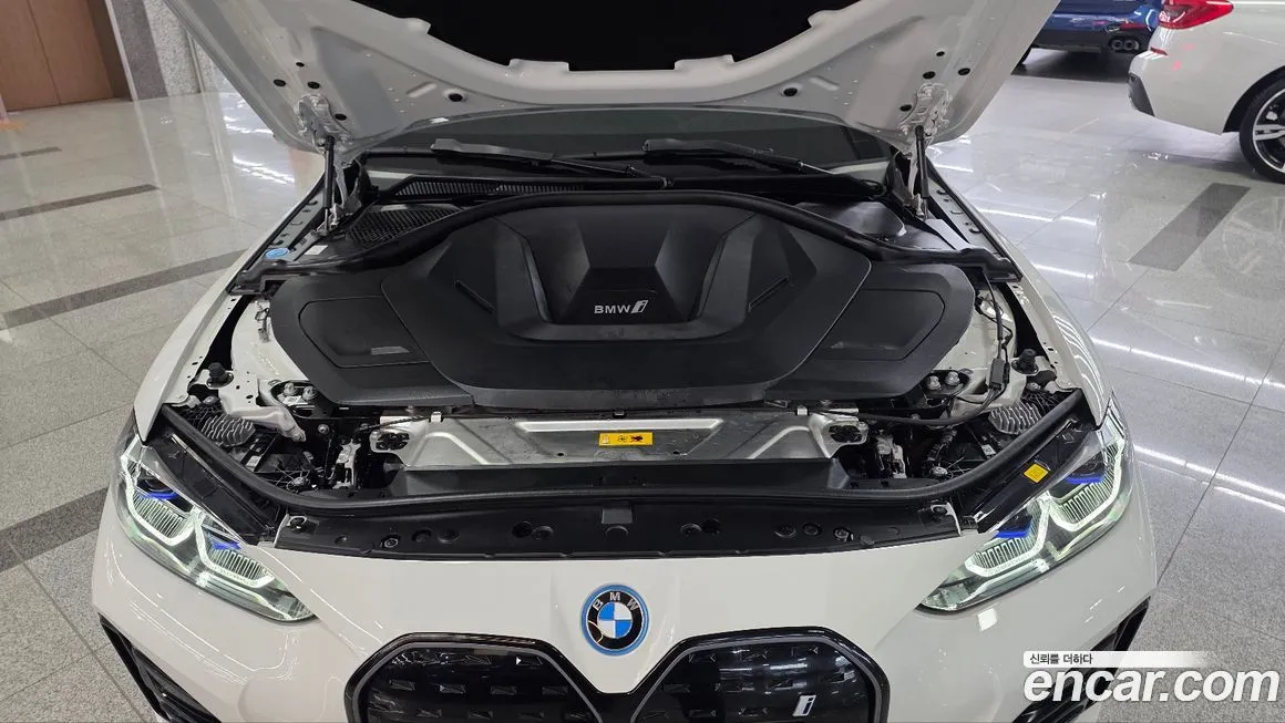 BMW i4 — фото 10