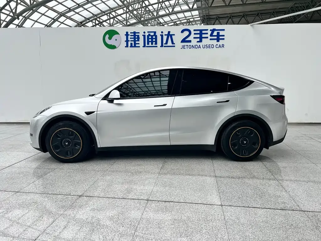 Tesla Model Y — фото 10