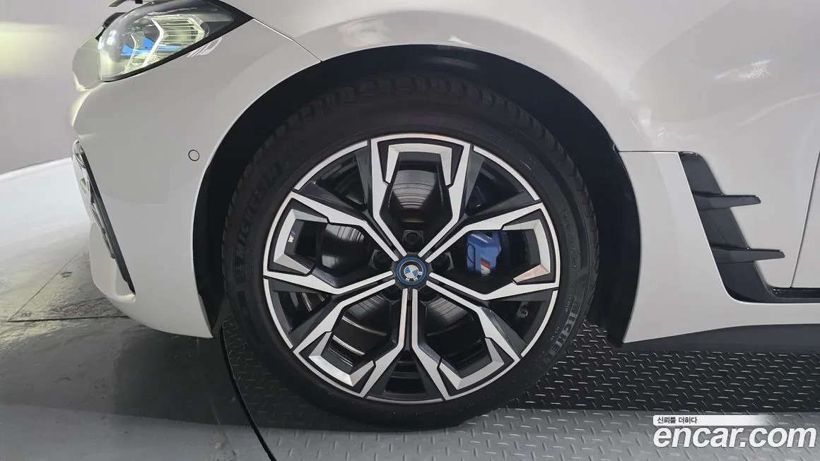 BMW i4 — фото 8