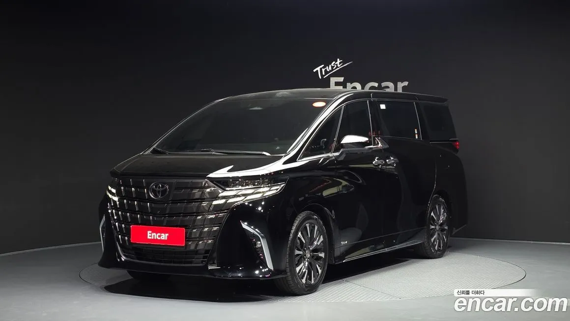 Toyota Alphard — фото 1