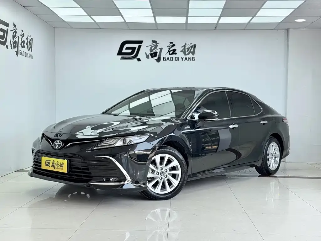 Toyota Camry — фото 1